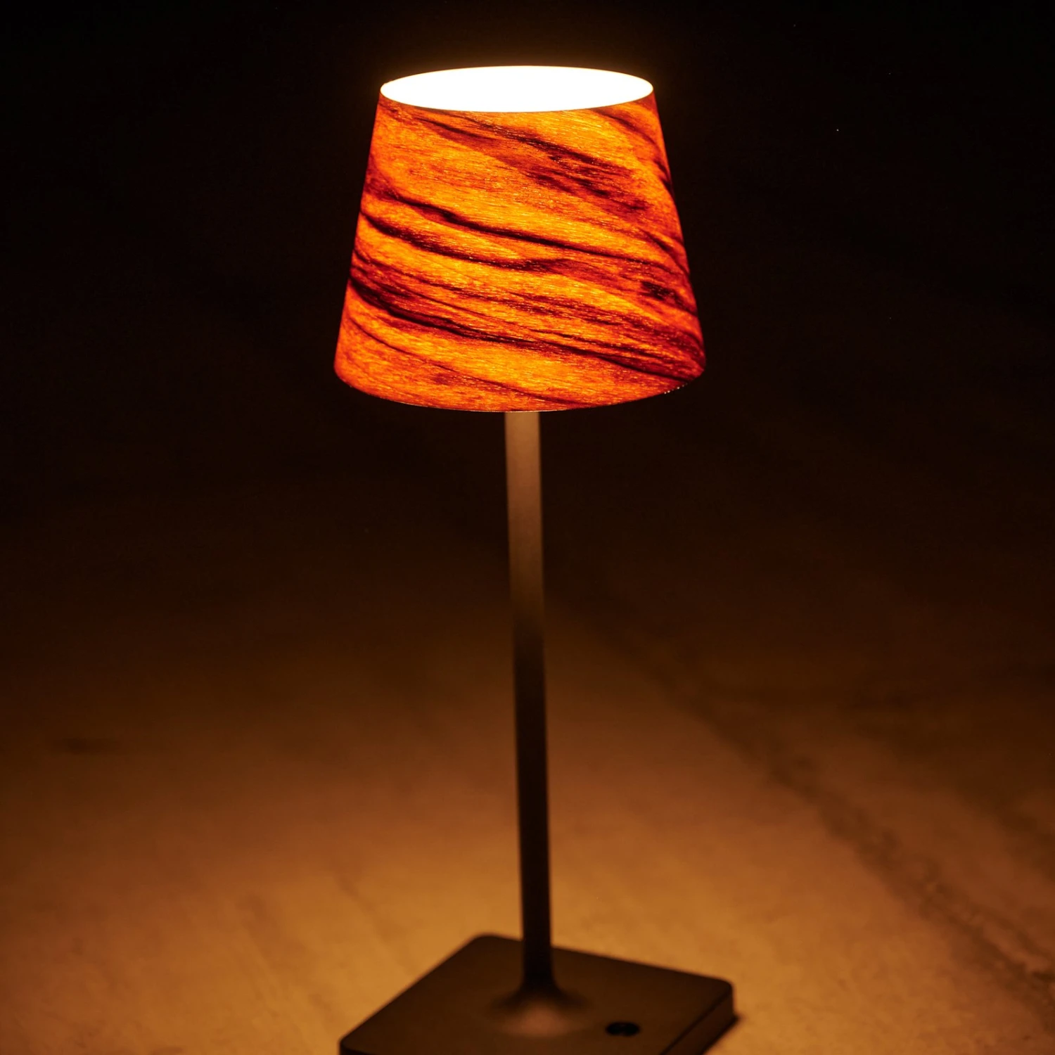 LeuchtNatur Luxa II, Nussbaum, Fuß Schwarz 2 LeuchtNatur Luxa II, Nussbaum, Fuß Schwarz – Bild 2