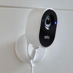 Arlo Essential Indoor Sicherheitskamera, Weiß -Heimbeleuchtung 1080023 2