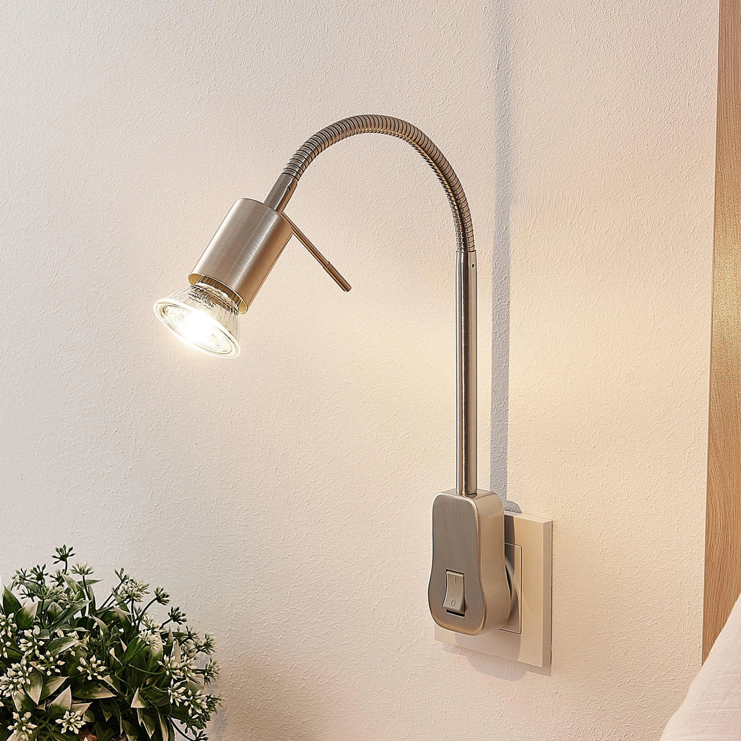 Lindby Ahoja Steckdosenleuchte, Flexarm, Schalter 1 Lindby Ahoja Steckdosenleuchte, Flexarm, Schalter