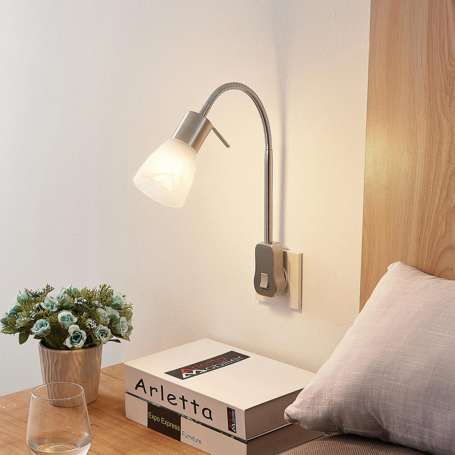 Lindby Nevyana Steckdosenlampe, Flexarm, Schalter 2 Lindby Nevyana Steckdosenlampe, Flexarm, Schalter – Bild 2