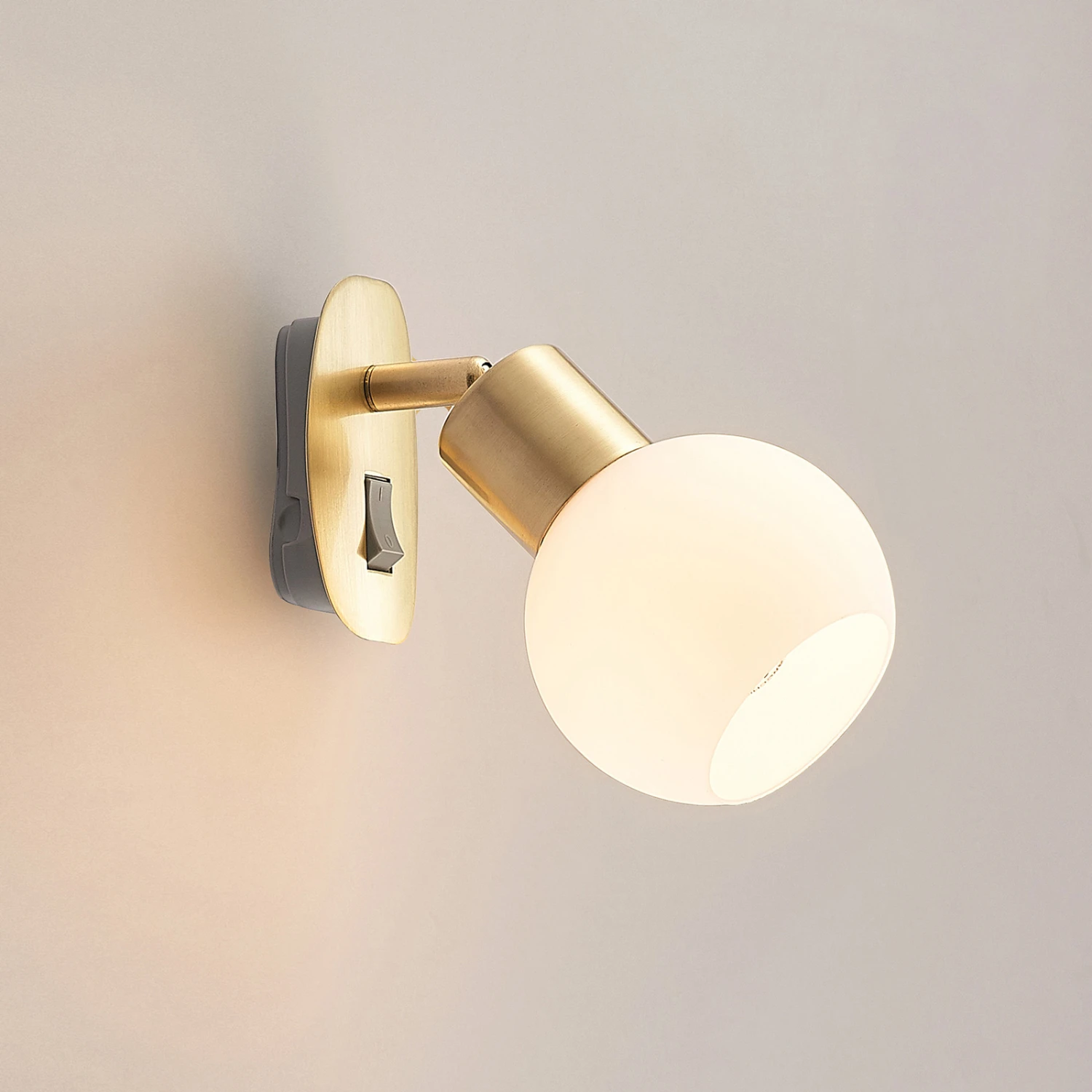 Lindby Lioma Steckdosenleuchte, Neigbar, Messing 4 Lindby Lioma Steckdosenleuchte, Neigbar, Messing – Bild 4