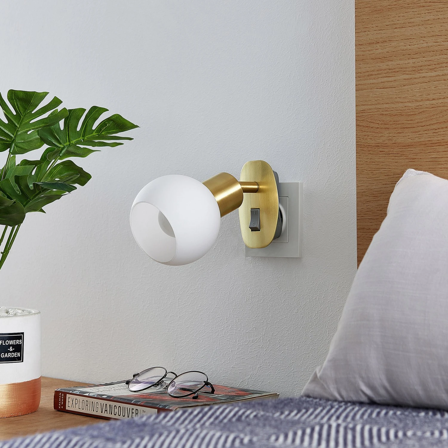 Lindby Lioma Steckdosenleuchte, Neigbar, Messing 1 Lindby Lioma Steckdosenleuchte, Neigbar, Messing