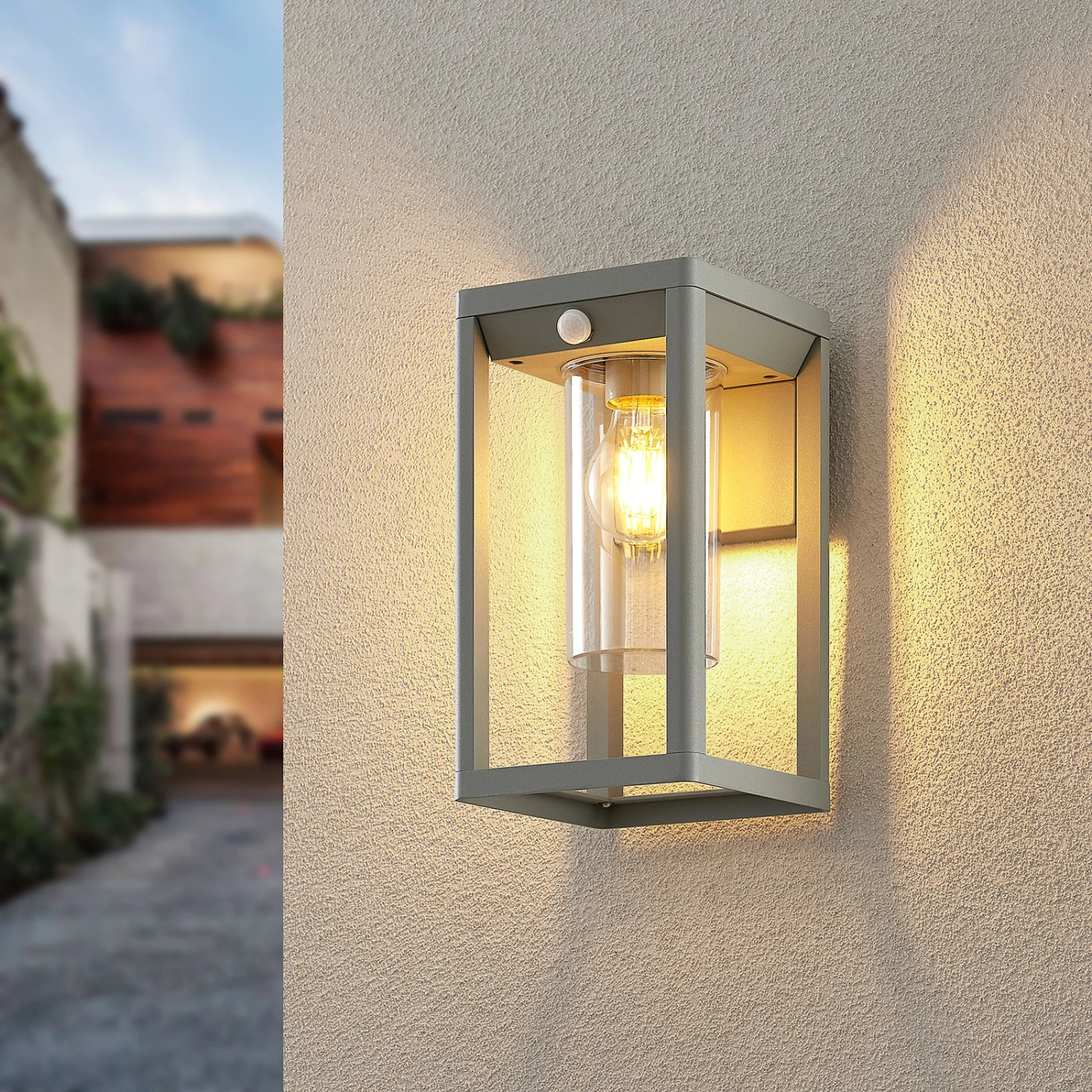 Lindby Estami Außenwandleuchte, Sensor, Silbergrau 1 Lindby Estami Außenwandleuchte, Sensor, Silbergrau